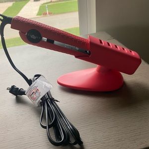 Amore Classic Flat Iron 1.25” with stand, Pink